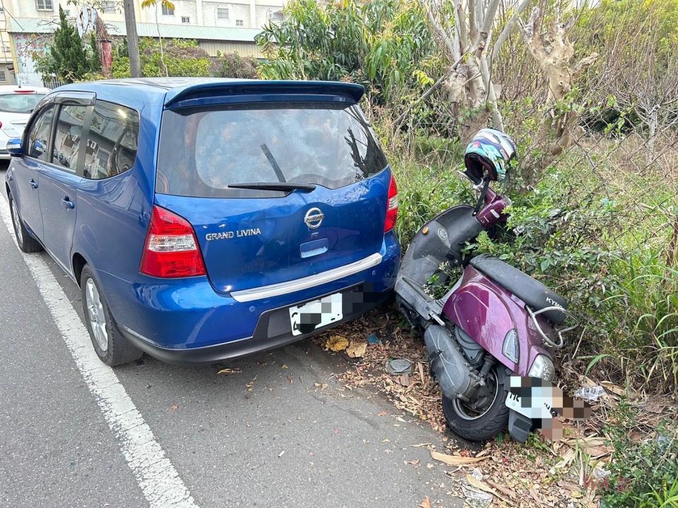 ▲一名年屆六旬的吳姓老翁騎乘機車，突然跨越雙黃線逆向行駛，與對向騎乘的傅姓婦人相撞，老翁在肇事後逃逸，沒有停車或報案。（記者陳雅芳翻攝）