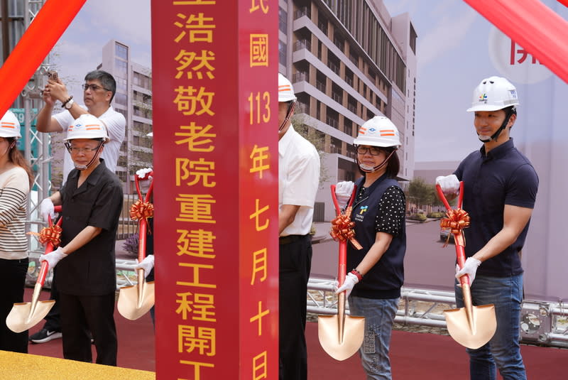 蔣萬安出席浩然敬老院重建工程動土典禮（2） 台北市長蔣萬安（右）10日在市府社會局長姚淑文 （右2）陪同下，出席台北市立浩然敬老院重建工程 開工動土典禮，一同執金鏟祈求工程順利。 中央社記者徐肇昌攝  113年7月10日 