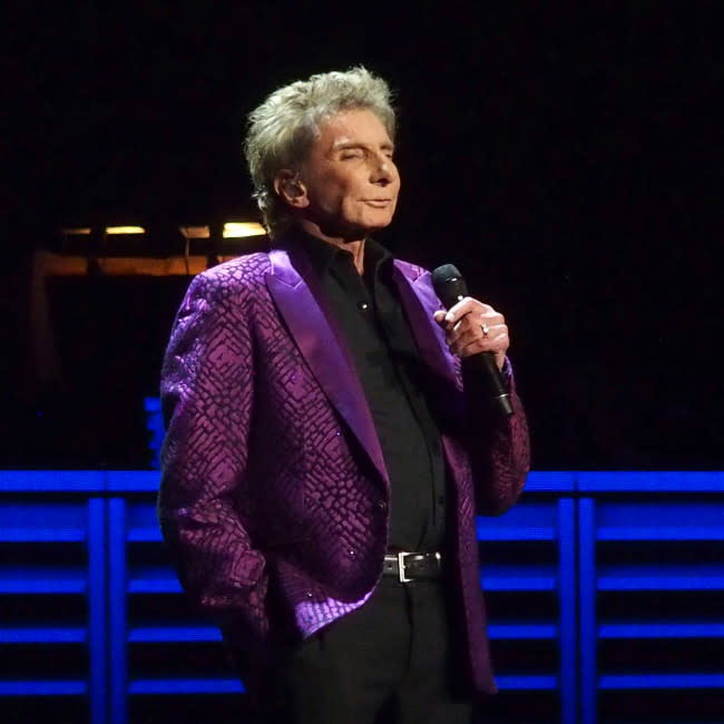 Barry Manilow sólo duerme cuatro horas por noche credit:Bang Showbiz