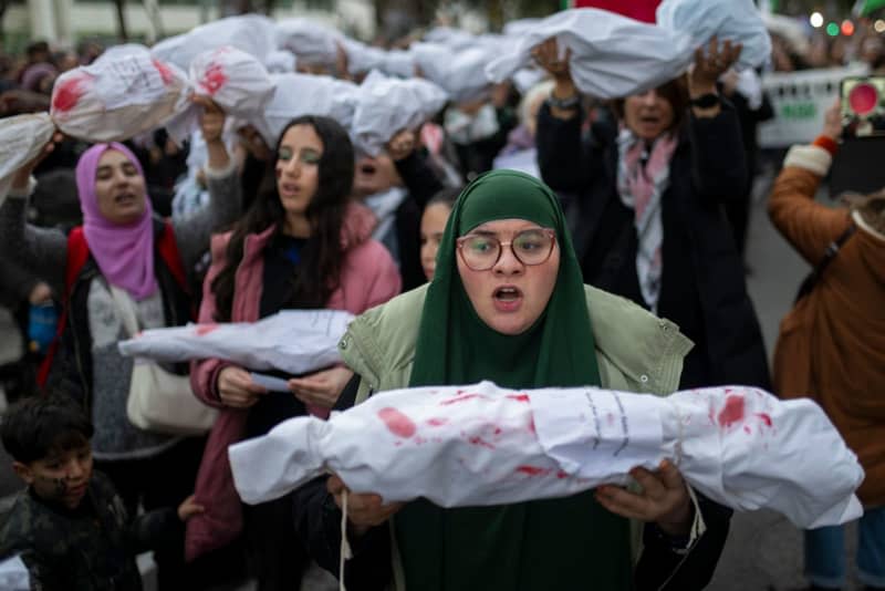 People hold symbolic baby bodies to denounce the death of children during the Israeli attacks against Gaza during a demonstration in support of Palestine. Lorena Sopêna/EUROPA PRESS/dpa