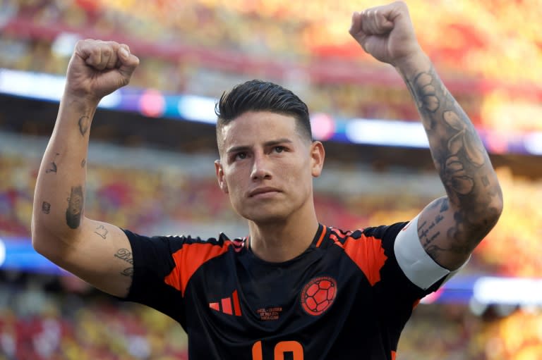 El mediocampista colombiano James Rodríguez festeja con la hinchada tras el empate 1-1 entre Colombia y Brasil, que clasificó a los cafeteros a cuartos de final como líderes del Grupo D de la Copa América de Estados Unidos, en el Levi’s Stadium en Santa Clara, California, el 2 de julio de 2024. (Lachlan Cunningham)