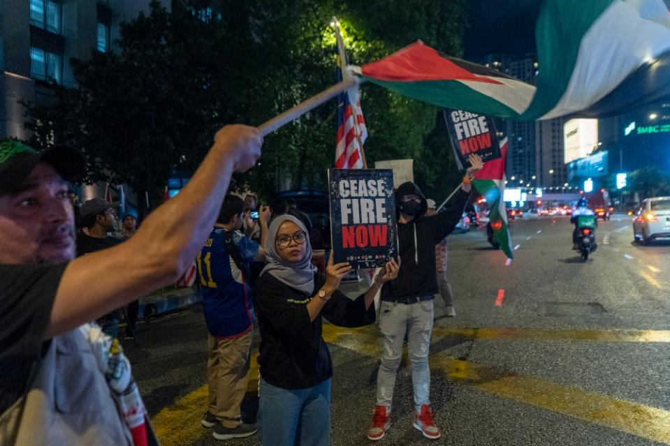 Participants and police personnel are seen during the Kepung Demi Palestin event to occupy the US Embassy compound at Masjid Tabung Haji in Kuala Lumpur, December 26, 2023. — Picture by Shafwan Zaidon