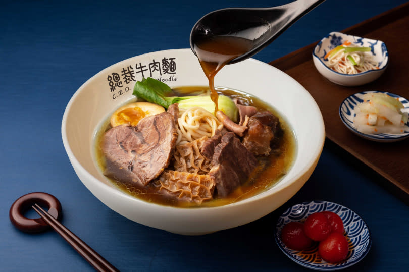 「總裁牛肉麵」霸氣豐富的「五寶牛肉麵」套餐均附三款精選小菜，用料紮實且份量十足。