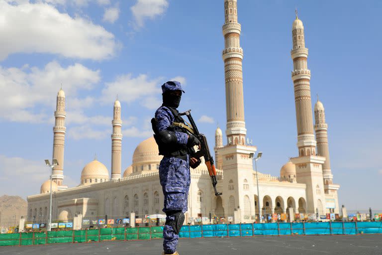 Un combatiente hutí hace guardia frente a la Gran Mezquita Al-Saleh de Saná, que el movimiento respaldado por Irán rebautizó como Mezquita del Pueblo. (MOHAMMED HUWAIS / AFP)