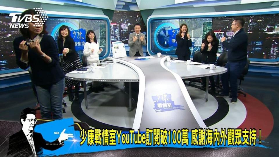 主持人趙少康跟其他來賓也跟著跳螃蟹舞。（圖／TVBS）