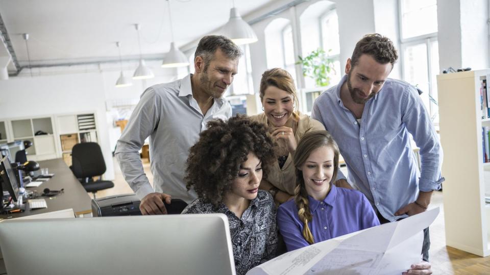 Manche Unternehmen möchten die Potenziale ihrer Belegschaft besser nutzen - und entscheiden sich deshalb für ein Diversity-Training.