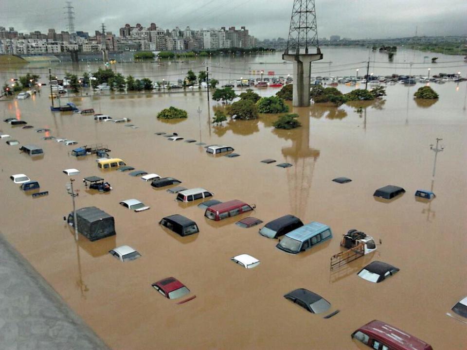 不只颱風，現在連豪大雨都出現「雨彈」，造成各地大淹水。（翻攝自小老婆汽車網）