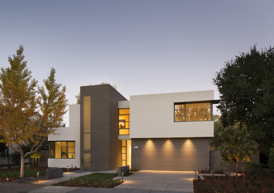 A front yard lit in a modern way