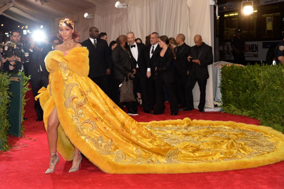 <p>Die wohl aufsehenerregendste Schleppe in der Geschichte der Met Gala geht auf das Konto von Rihanna. Mit dieser kanariengelben Robe der Extraklasse begeisterte die Sängerin nicht nur Gastgeberin Anna Wintour, die ihren Liebling in dem Look prompt auf das Cover der „Vogue“ drucken ließ. (Bild: AP Photo) </p>