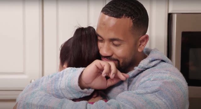 <  p>  TLC<  /p>  Julio knuffelt en troost zijn moeder
