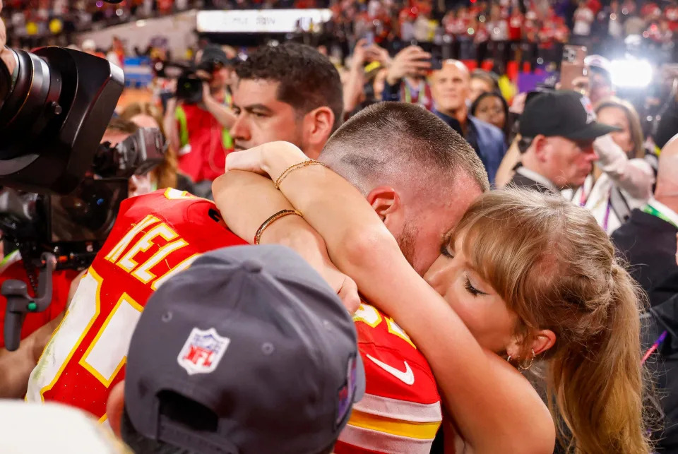 Travis Kelce and Taylor Swift hugging