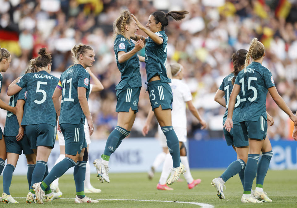 Sophia Kleinherne und Sara Däbritz bejubeln das 1:0 gegen Finnland. Noch größer wäre die Freude vermutlich bei gleicher Bezahlung.