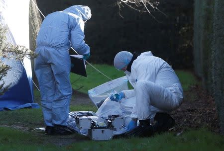 Forensic police officers investigate an area near the grounds of Kensington Palace in London, Britain February 9 2016. REUTERS/Neil Hall