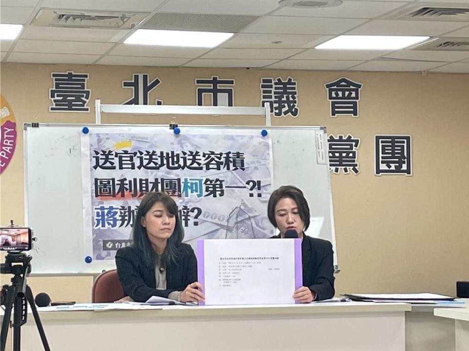 民進黨台北市議員顏若芳（左）、林延鳳。（劉彥宜攝）