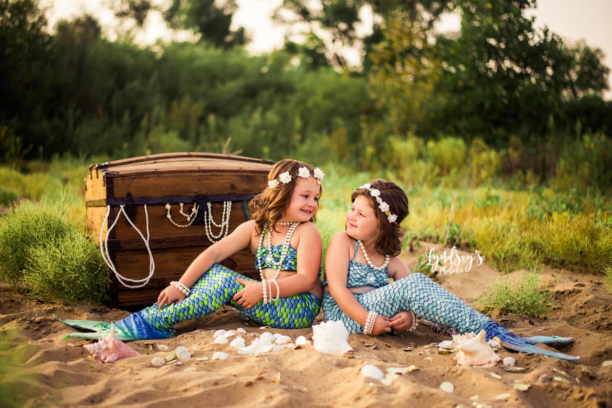 Five-year-old Sophia and 4-year-old Haidyn love mermaids. (Photo: Lyndsey Wright/Lyndseys Photo Co)