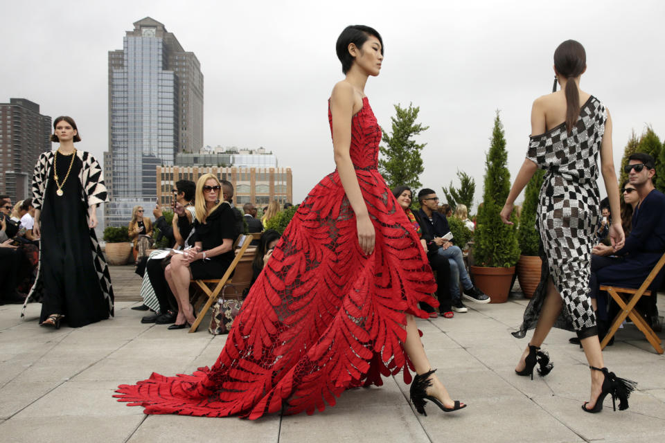 Modelos presentan piezas de la colección primavera 2019 de Oscar de la Renta durante la Semana de la Moda en Nueva York, el martes 11 de septiembre de 2018. (Foto AP/Richard Drew)