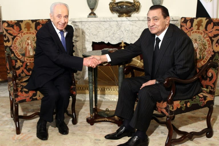 Egyptian president Hosni Mubarak (R) shakes hands with his Israeli counterpart Shimon Peres in Cairo in 2010