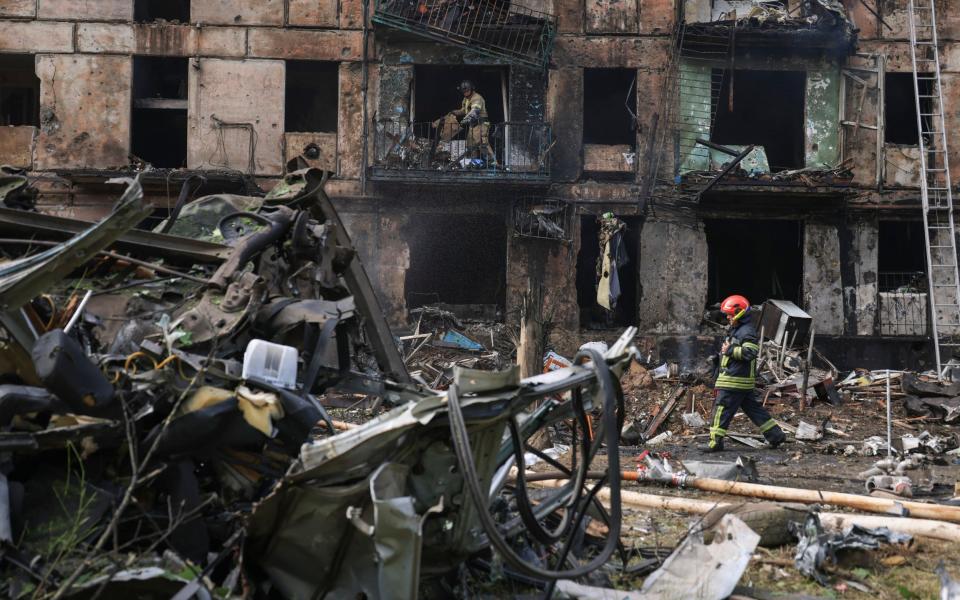 Emergency workers inspect a damaged multi-storey apartment building caused by the latest rocket Russian attack in Kryvyi Rih - Andriy Dubchak/AP