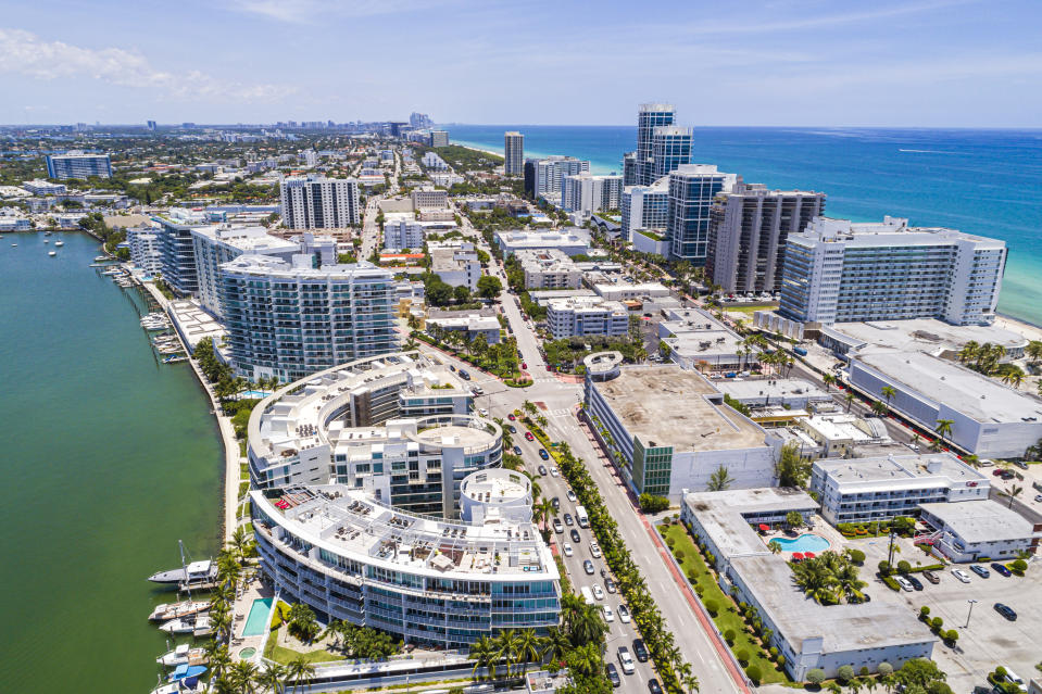 Vista aérea de Indian Creek, la exclusiva villa de Miami a la que llaman el Búnker de los Milmillonarios. Foto de Jeffrey Greenberg/Universal Images Group vía Getty Images