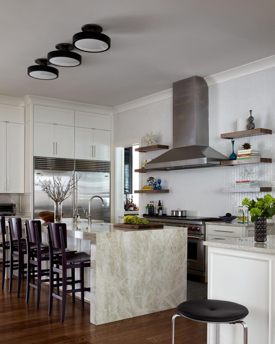 The spacious eat-in kitchen of the newly built house didn’t need a major renovation. Liss simply changed some of the cabinet hardware and added new flush-mounted fixtures from Urban Electric Company. The Astania bar stools are from Espasso.