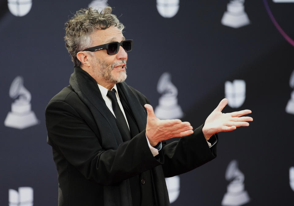 Fito Páez llega a la 23a entrega anual del Latin Grammy en la Mandalay Bay Michelob Ultra Arena el jueves 17 de noviembre de 2022, en Las Vegas. Páez lanzó su álbum “EADDA9223”, una reversión de "El amor después del amor" a más de 30 años de su lanzamiento, el 30 de mayo de 2023. (Foto AP/John Locher, archivo)