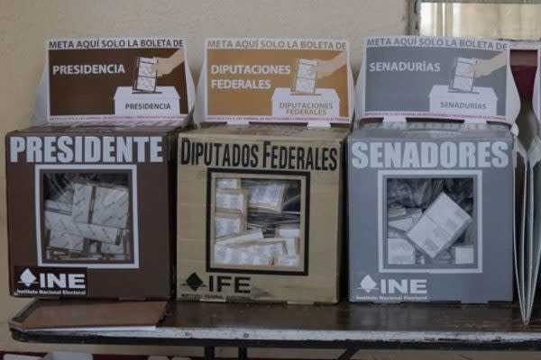 urnas con los votos a diputaciones federales y senadurías