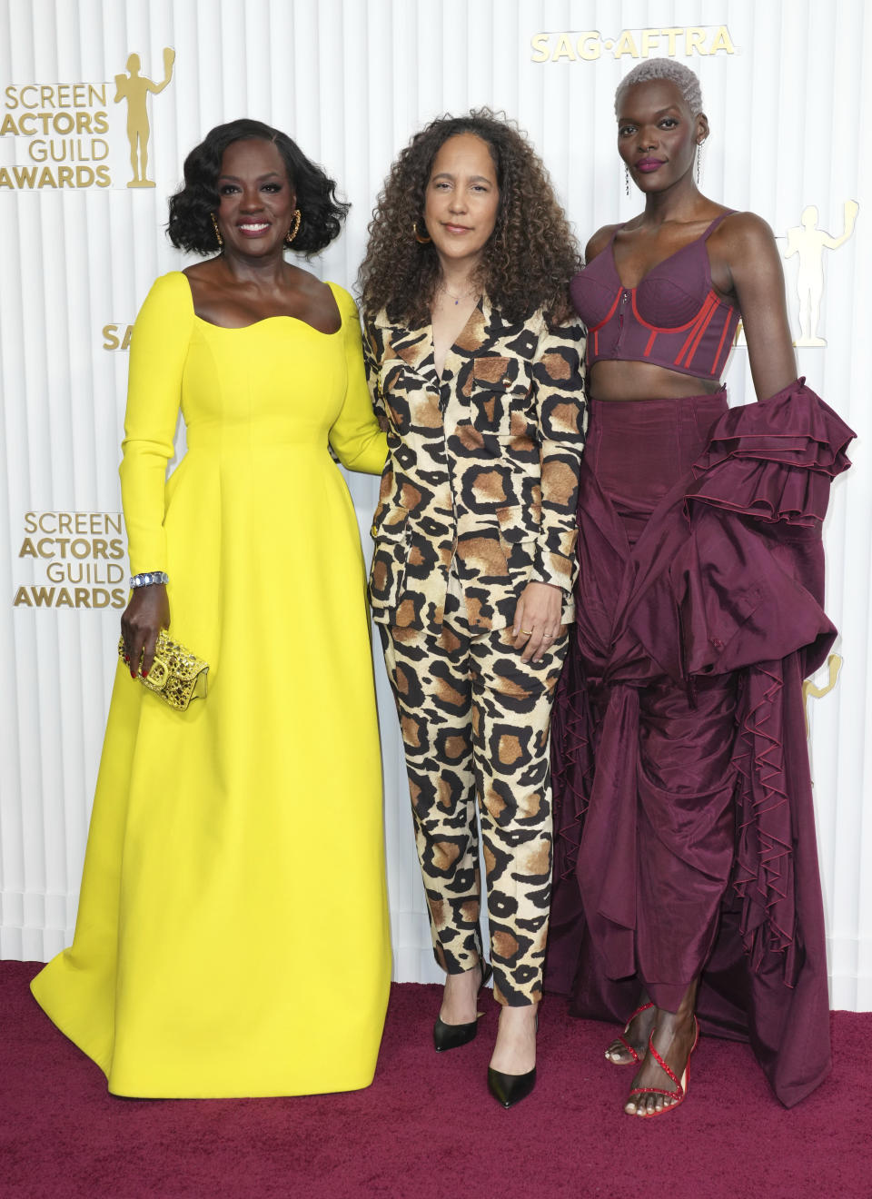 Viola Davis, de izquierda a derecha, Gina Prince-Bythewood, y Sheila Atim llegan a la 29a entrega anual de los Premios del Sindicato de Actores de la Pantalla el 26 de febrero de 2023, at en el hotel Fairmont Century Plaza en Los Angeles. (Foto Jordan Strauss/Invision/AP)