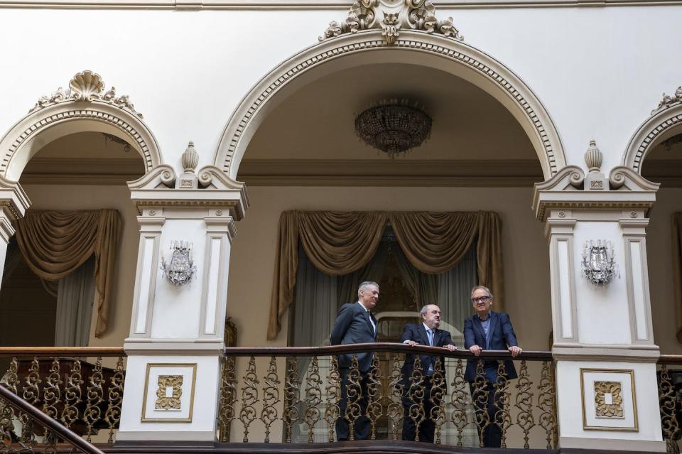 En la foto, en el balcón del Gabinete Literario, Juan José Benítez de Lugo y Massieu, presidente Gabinete Literario (centro); Rafael Sarralde, director general de The Conversation (derecha) y Juan Espino Durán, del. Servicio de Presidencia y Cultura del Ayuntamiento de Las Palmas de Gran Canaria. También participo en ÍNSULA Inés Miranda Navarro, consejera de Área Política Territorial y Paisaje del Cabildo de Gran Canaria. Estas instituciones han hecho posible ÍNSULA. Sabrina Ceballos y Ernesto R. Ageitos, <a href="http://creativecommons.org/licenses/by/4.0/" rel="nofollow noopener" target="_blank" data-ylk="slk:CC BY;elm:context_link;itc:0;sec:content-canvas" class="link ">CC BY</a>