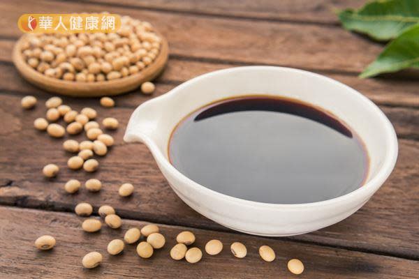 醬油屬於高鹽分食物，攝取過量除了容易增加腎臟和心血管負擔，也會阻礙鈣質吸收。