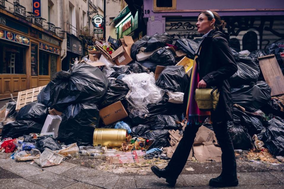 Accumulation of rubbish in the streets of Paris on the ninth day of the garbage collectors strike against the pension reform on March 14.<span class="copyright">Marie Magnin—Hans Lucas/Redux</span>