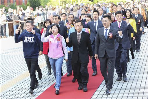 國民黨立委，4聲道高喊「國民黨加油」。（圖／記者林士傑攝）