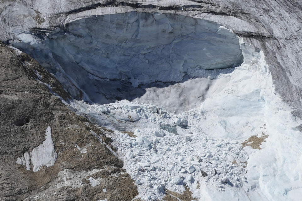 Vista desde un helicóptero de rescate del glaciar Punta Rocca cerca de Canazei, Alpes Dolomíticos, Italia, martes 5 de julio de 2022, dos días después de que un enorme trozo del glaciar se desplomó, provocando una avalancha de hielo, nieve y piedras que cayó sobre un grupo de excursionistas. (AP Foto/Luca Bruno)