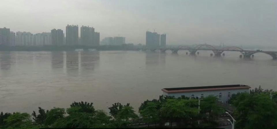 2024年4月18日以來，中國廣東省部分地區暴雨不斷。當局21日表示，珠江水系北江流域將出現接近百年一遇洪水，清遠英德文峰塔孤懸江中。翻攝微博