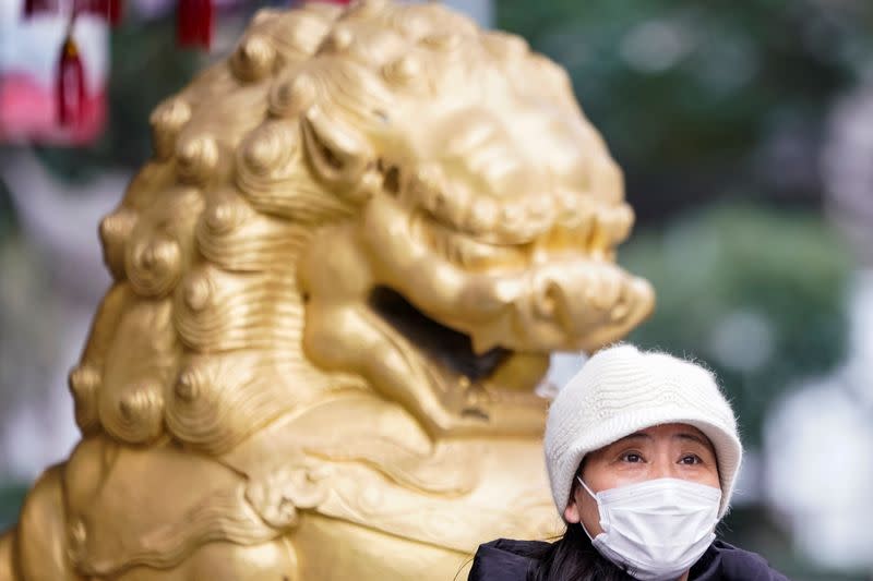 Una mujer usa una máscara en el Jardín Yuyuan, durante el feriado extendido del Año Nuevo Lunar chino, mientras el país se ve afectado por un brote del coronavirus, en Shanghai.