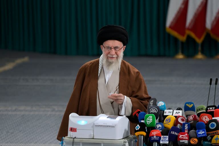 El líder supremo de Irán, el ayatolá Ali Khamenei, vota en el balotaje de las elecciones presidenciales, en Teherán, Irán, el 10 de mayo de 2024. (AP Foto/Vahid Salemi)