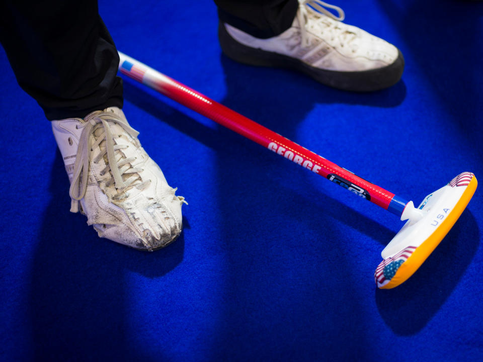 Los zapatos desgastados de Tyler George, integrante del equipo olímpico de curling de los Estados Unidos. / Foto: Twitter @NYT