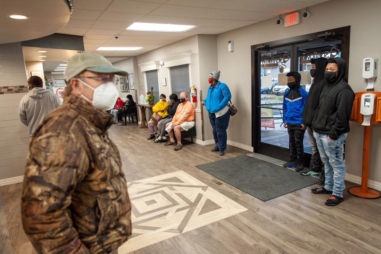 Los pacientes esperan para hacerse una prueba de COVID-19 en el Centro Médico North Sunflower en Ruleville, Misisipi. 6 de enero de 2022. (Rory Doyle/The New York Times)
