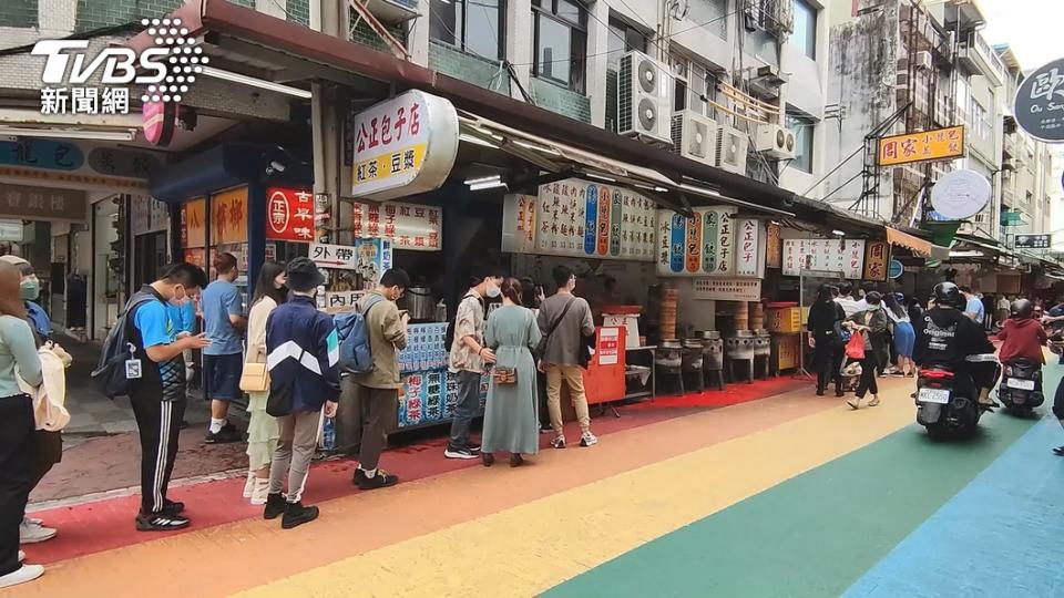 富凱飯店週邊店家被迫關門，周家蒸餃等也入列。（圖／TVBS資料照）