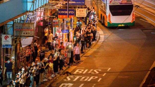 香港市民組成人鏈，仿效「波羅的海之路」組成「香港之路」。（BBC中文網）