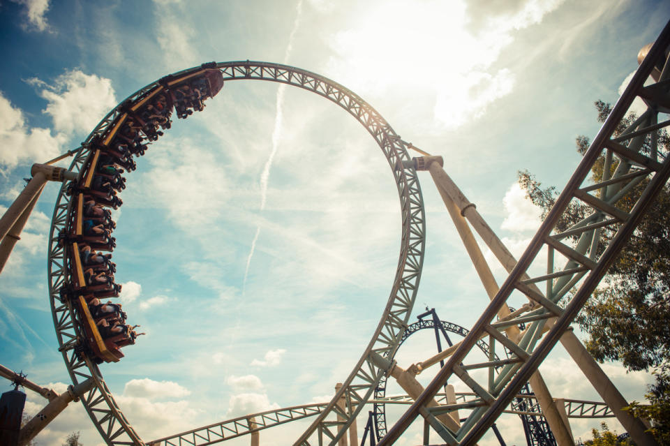 Der „Colossus“ im „Thorpe Park“ im englischen Chertsey ist mit 72 Stundenkilometern zwar nicht ganz so schnell, allerdings handelt es sich auch hier um keine gewöhnliche Achterbahn: Auf den rund 850 Metern gilt es, gleich zehn Überschläge in nur eineinhalb Minuten zu überstehen. (Bild-Copyright: Daniel Lewis/Thorpe Park)