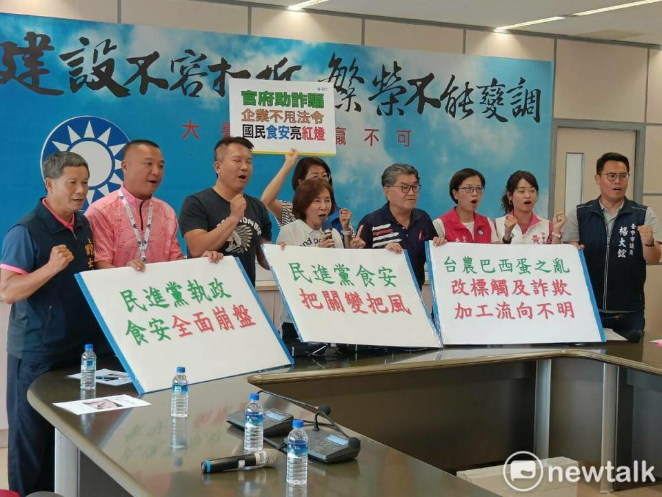 國民黨台中市議會黨團痛批民進黨政府官員食安把關變把風。    唐復年/攝