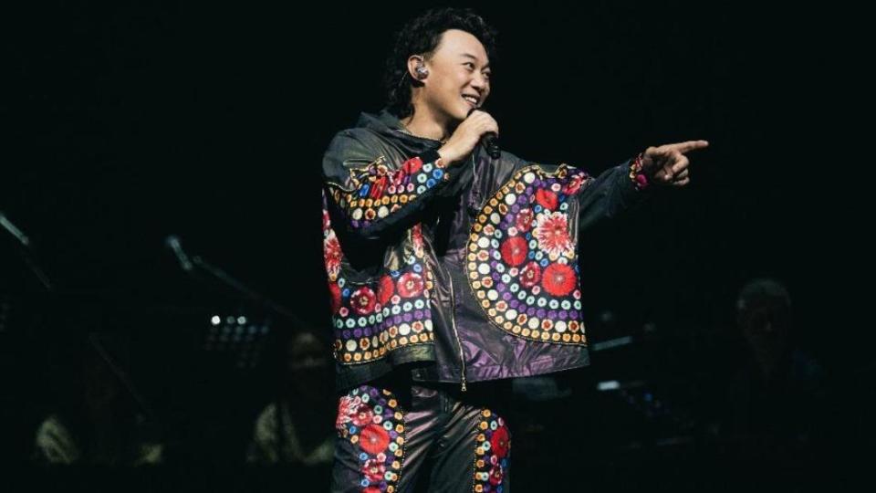 歌手陳奕迅因中暑休克昏倒，演唱會喊卡。（圖／環球提供）