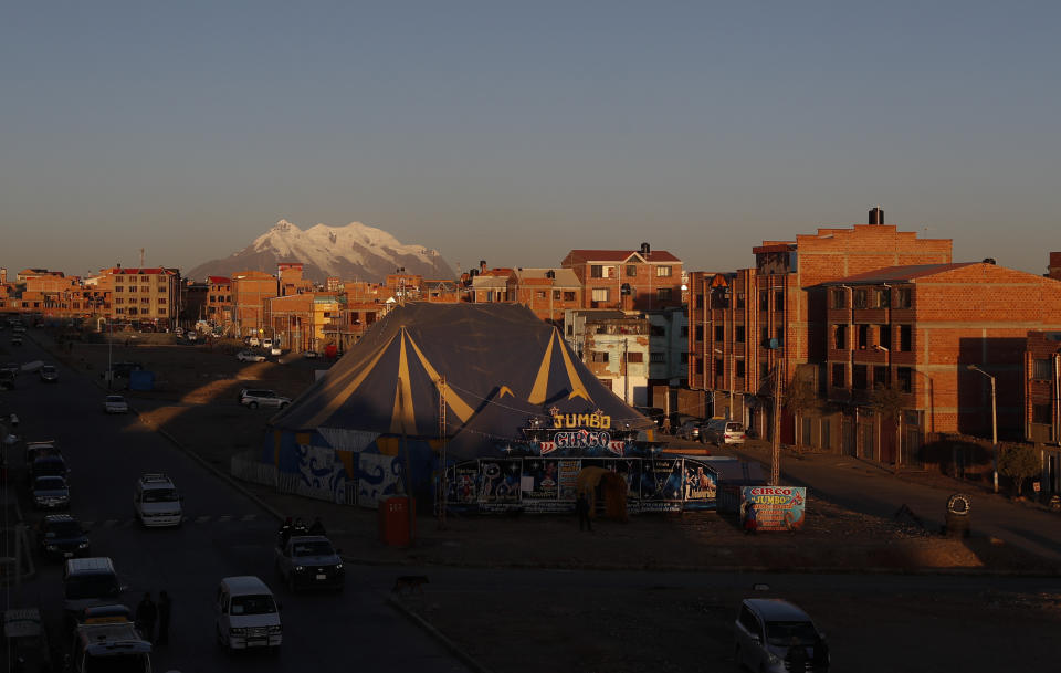 El circo Jumbo entra en su cuarto mes cerrado debido al COVID-19 en El Alto, Bolivia, el miércoles 1 de julio de 2020. (AP Foto/Juan Karita)