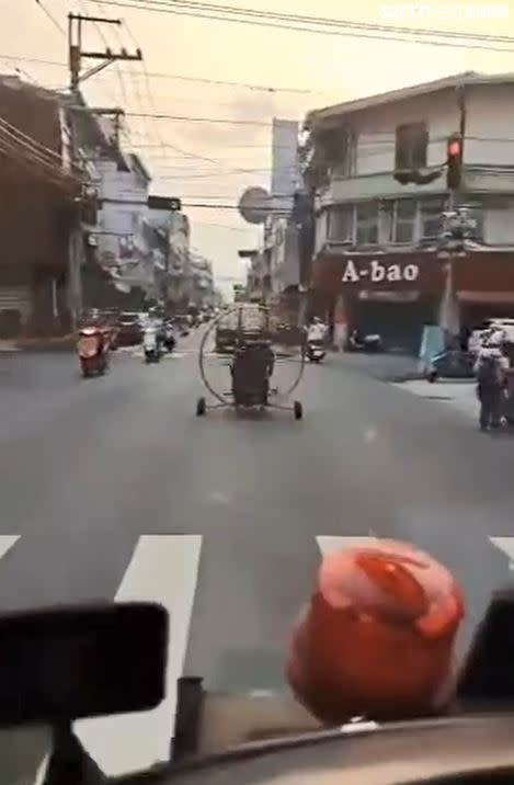 台中霧峰街頭驚見男子騎乘改造三輪車，超大風扇一路旋轉，引發網友熱議。（圖／翻攝重機車友 x 各區路況天氣、資訊分享中心）