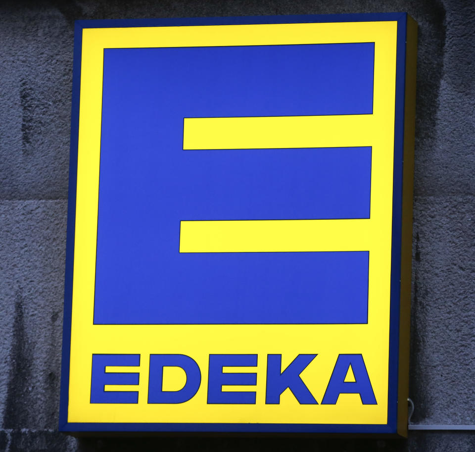 The logo of grocery chain Edeka is pictured in Berlin, Germany, January 12, 2016. German Economy Minister Sigmar Gabriel said he would approve plans by the country's biggest supermarket group Edeka to buy grocery chain Kaiser's, owned by retail group Tengelmann, but only as long as Edeka provided job guarantees for around 5 years.  REUTERS/Fabrizio Bensch 