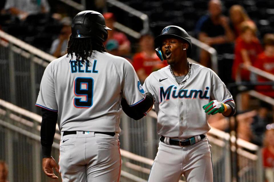 El jardinero de los Marlins de Miami Jazz Chisholm Jr. (der.) celebra tras conectar un jonrón en el quinto inning del partido ante los Nacionales, celebrado el 31 de agosto de 2023 en Washington.