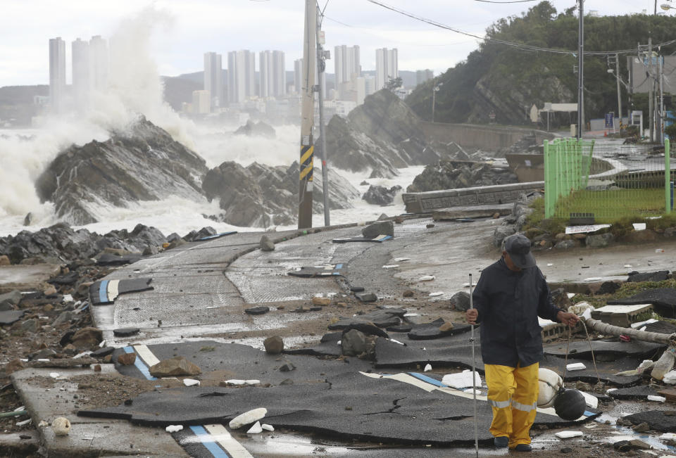Una carretera dañada se ve mientras las olas golpean la costa en Ulsan, Corea del Sur, el martes 6 de septiembre de 2022. El tifón más poderoso que golpea Corea del Sur en décadas castigó su región sureña el martes, donde dejó casi un metro (3 pies) de lluvia. (Kim Yong-tai/Yonhap via AP)