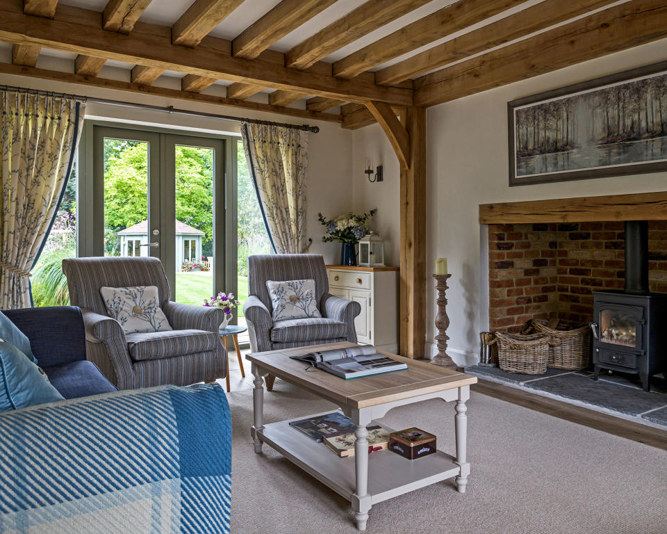 GROUP FURNITURE AROUND A COFFEE TABLE