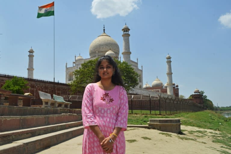 En esta fotografía tomada el 16 de abril de 2024, Sarah Datta, una estudiante que votará por primera vez en las próximas elecciones generales en India, posa frente al Taj Mahal en Agra (Pawan SHARMA)