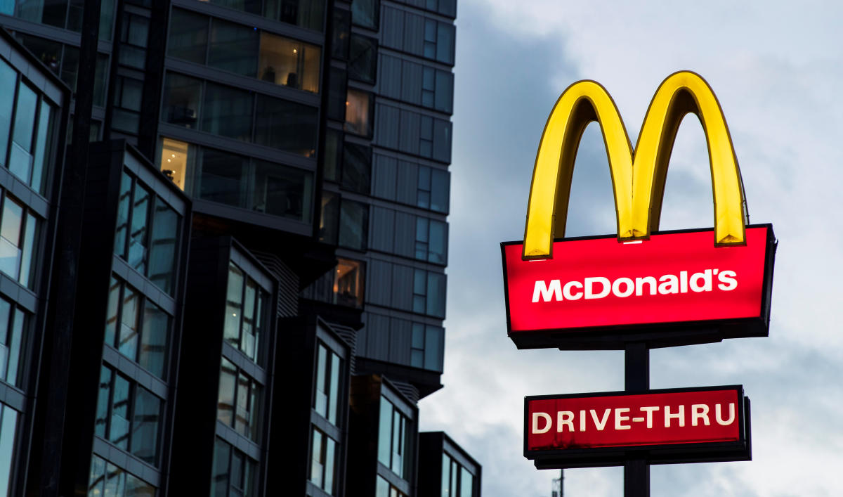 Tüketicilerin cüzdanlarını daraltması nedeniyle McDonald's'ın ilk çeyrek karı satış beklentilerini karşılayamadı